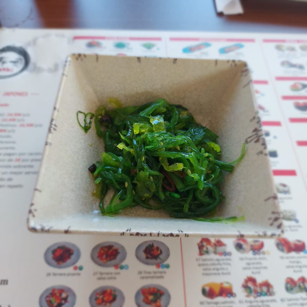 Ensalada de wakame en restaurante japonés en Inca Yi Sushi